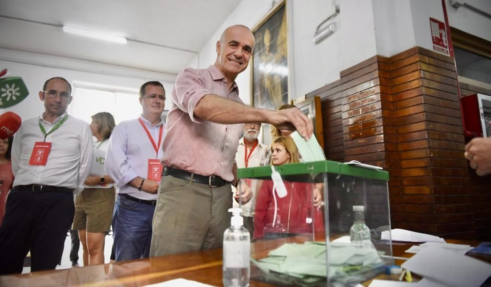 El alcalde de Sevilla, Antonio Muñoz, vota en las elecciones andaluzas.