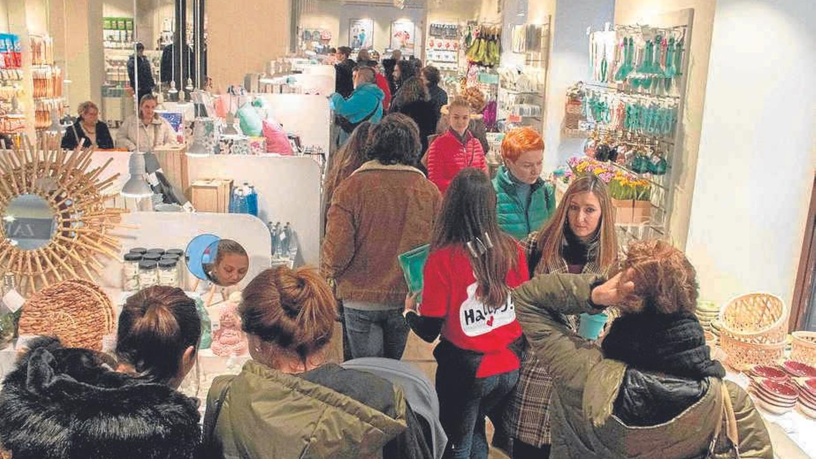 Colas en la inauguración.