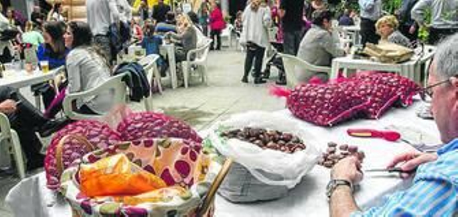 Castañas preparadas para ser degustadas en el patio franciscano, en la fiesta celebrada ayer por la Vera-Cruz.