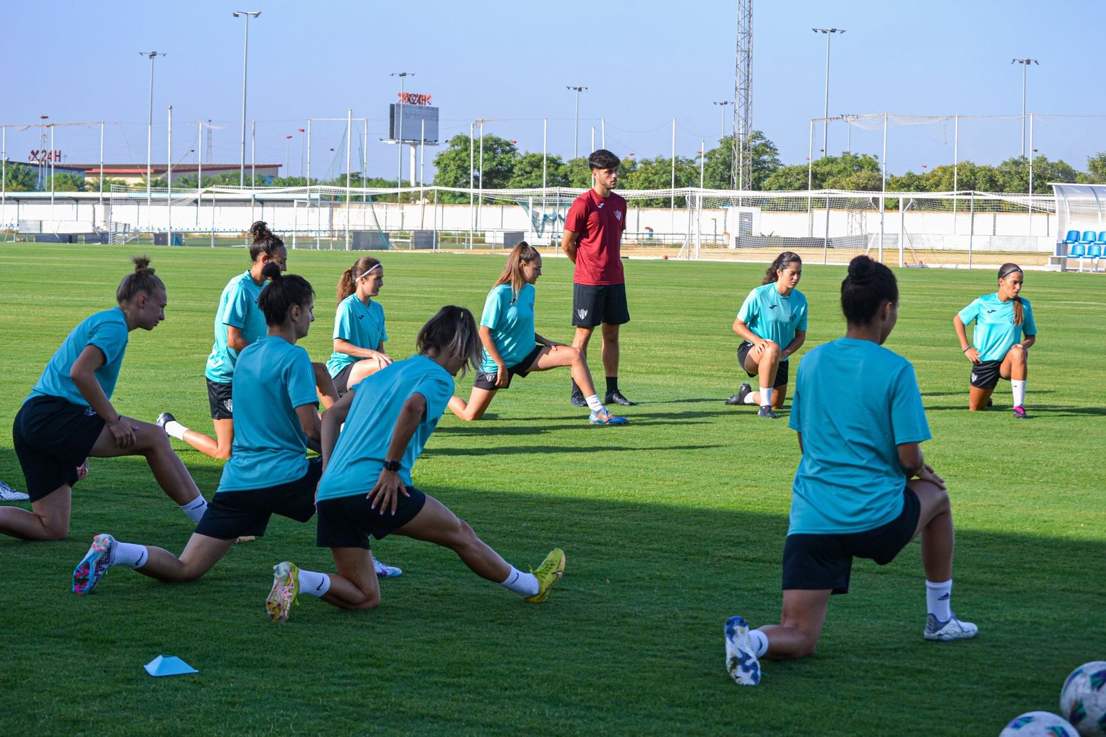 Jugadoras del Sporting de Huelva entrenan en la Ciudad Deportiva.