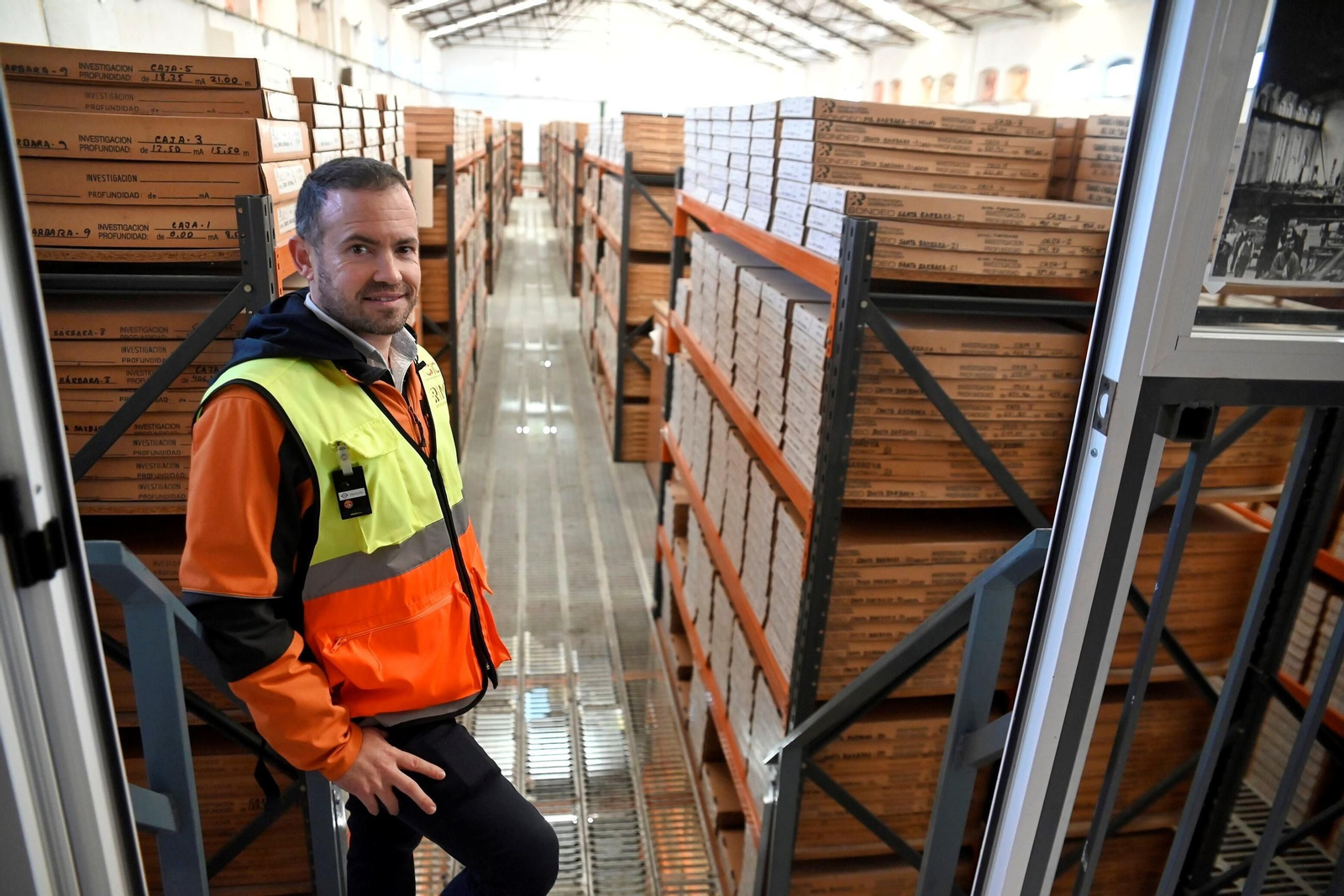 Clemente Molina posa en la planta alta del almacén de la Litoteca. Clemente Molina posa en la planta alta del almacén de la Litoteca.