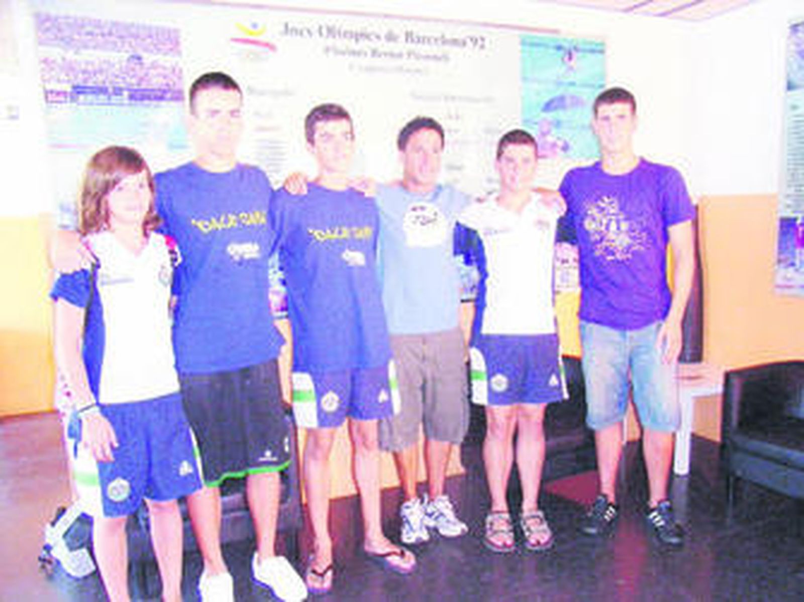 Equipo del CN San Fernando, junto al técnico Pachi Arce, que participó en el campeonato nacional infantil.