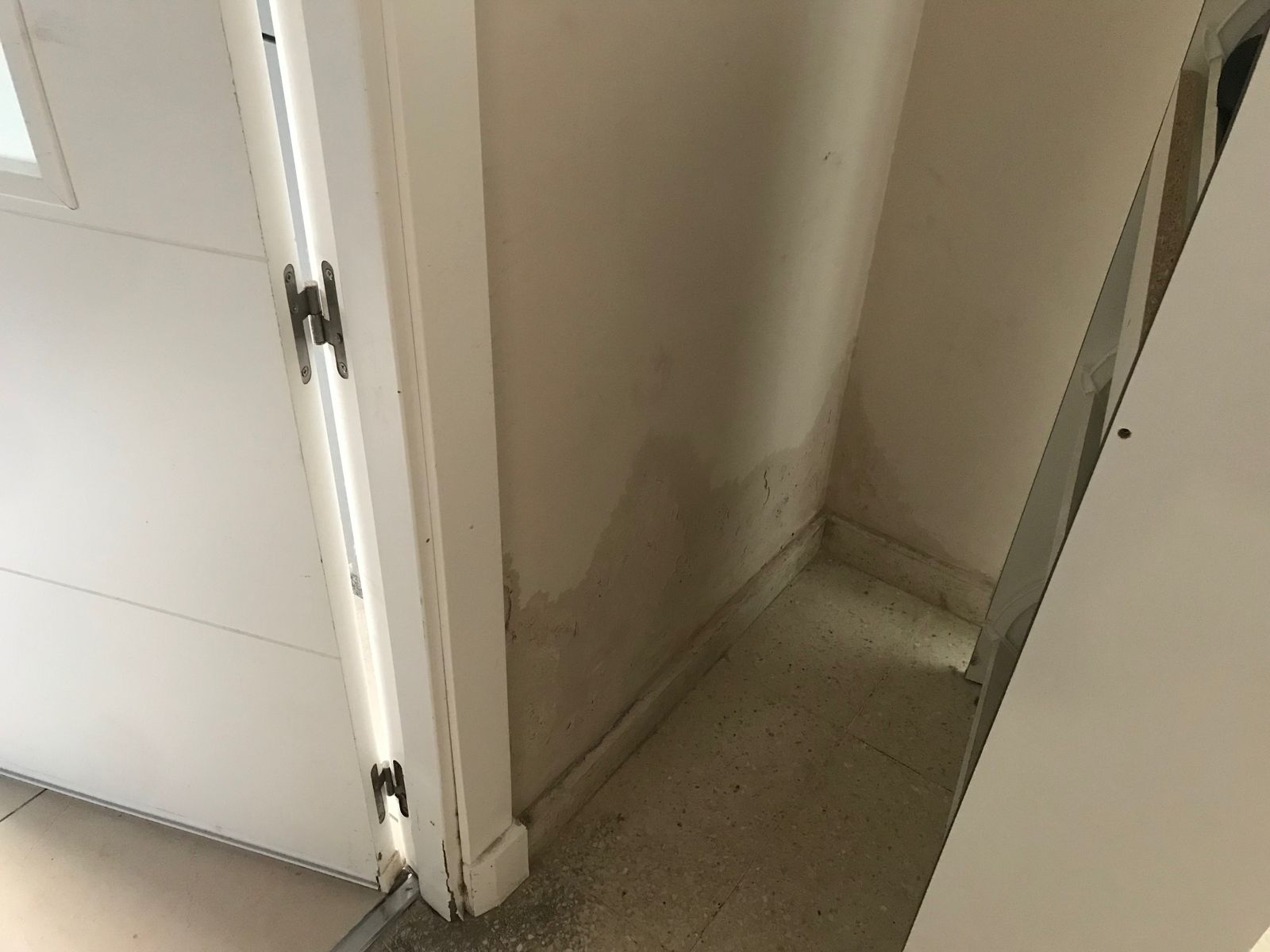 Graves problemas de humedad en viviendas protegidas de la Zona Sur