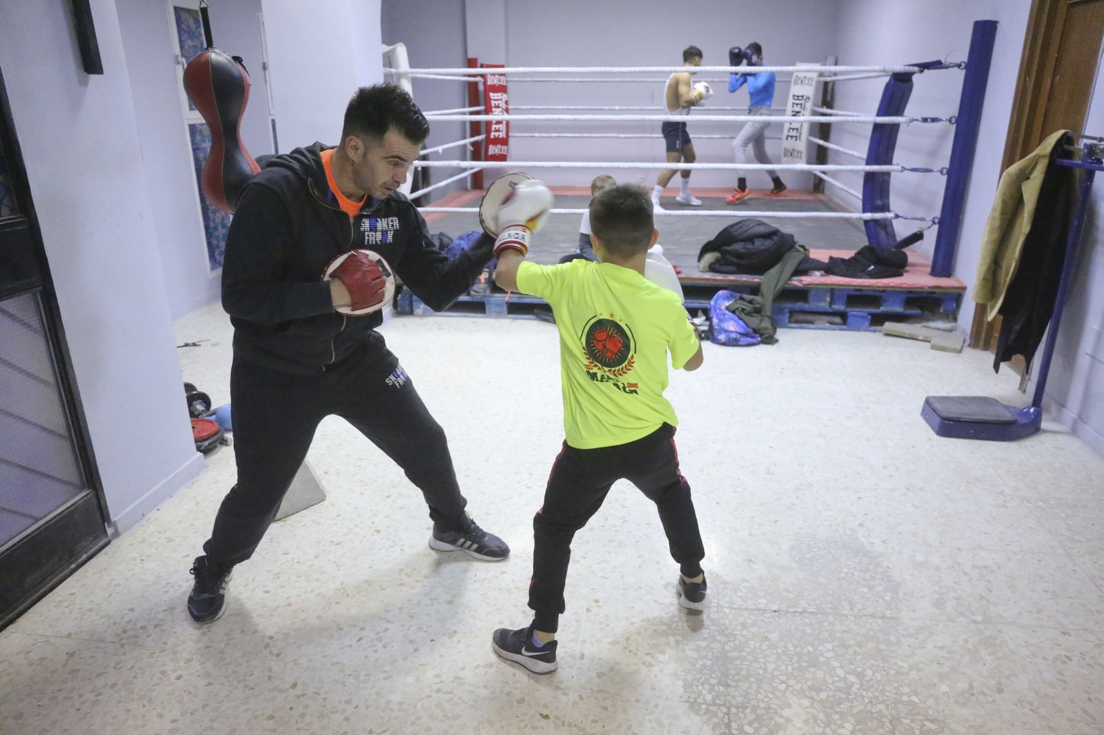 Daniel Ríos junto a uno de los más pequeños del club.