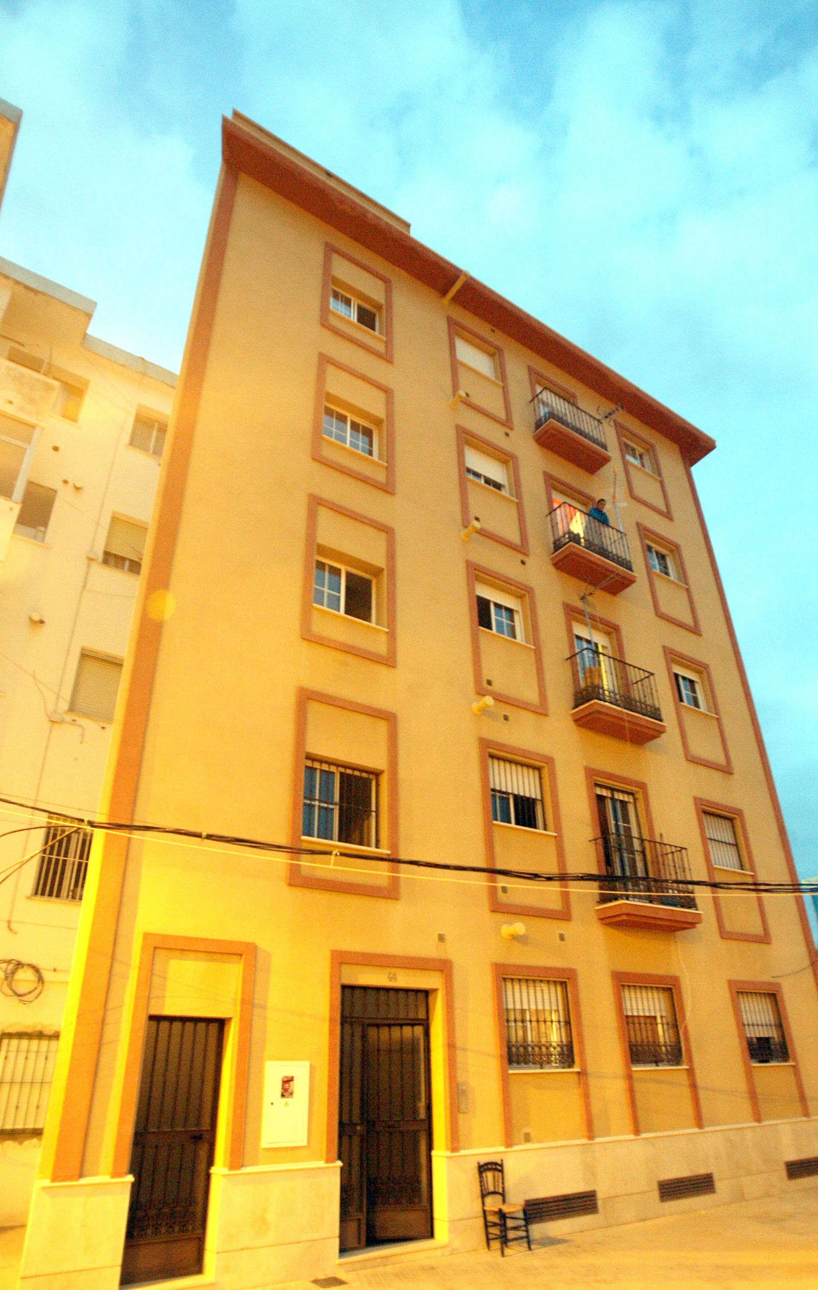 Uno de los edificios de la calle El Almendro.
