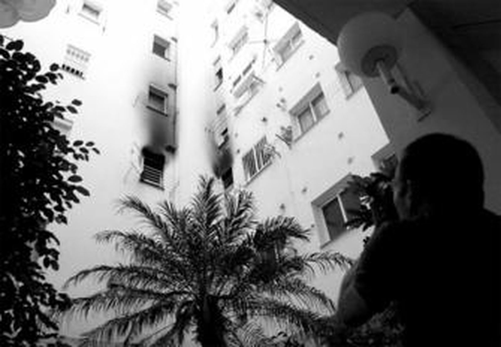 Un fotógrafo capta ayer por la mañana el estado en que quedó el exterior de la vivienda siniestrada.