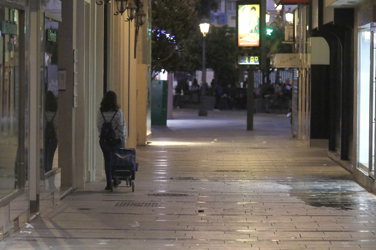 La primera tarde de cierre de bares y comercio en Córdoba, en fotografías