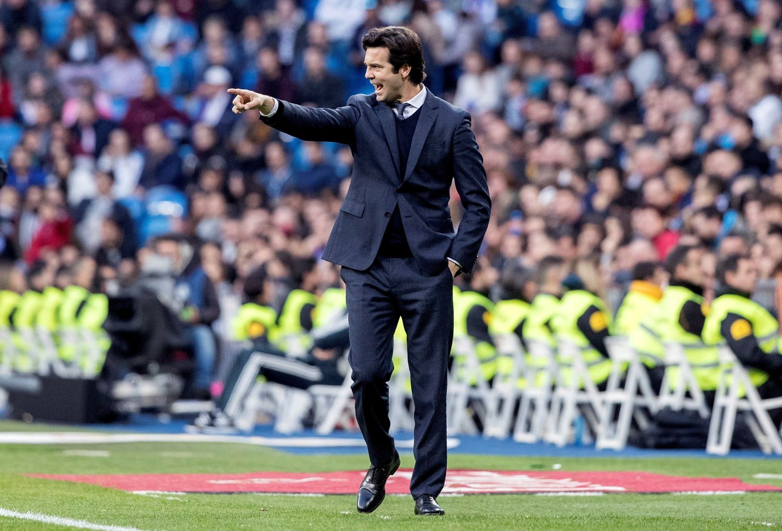 Santiago Solari da instrucciones.