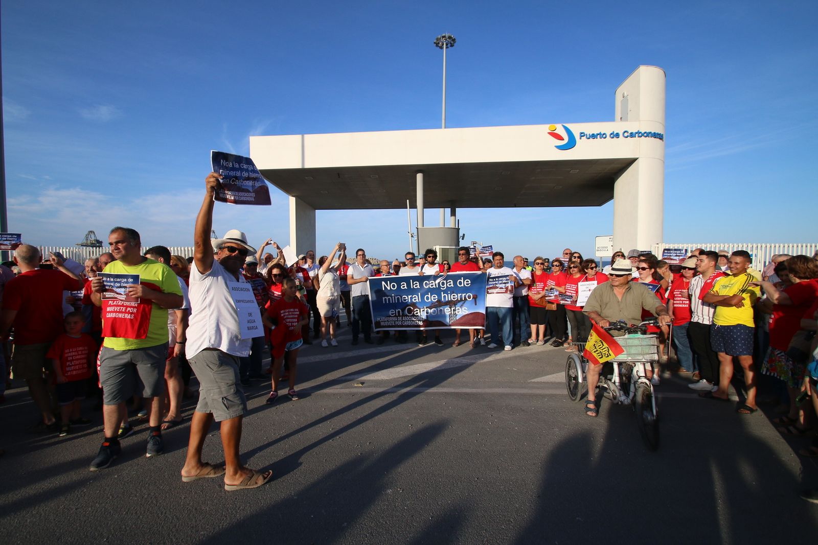 Movilización de los vecinos de Carboneras hace unos días a la entrada del Puerto del municipio.