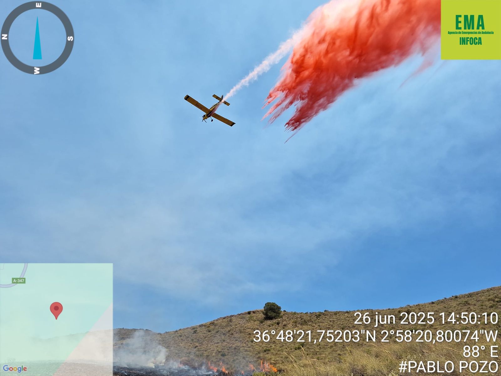 Uno de los medios aéreos que ha actuado en el incendio de Berja.