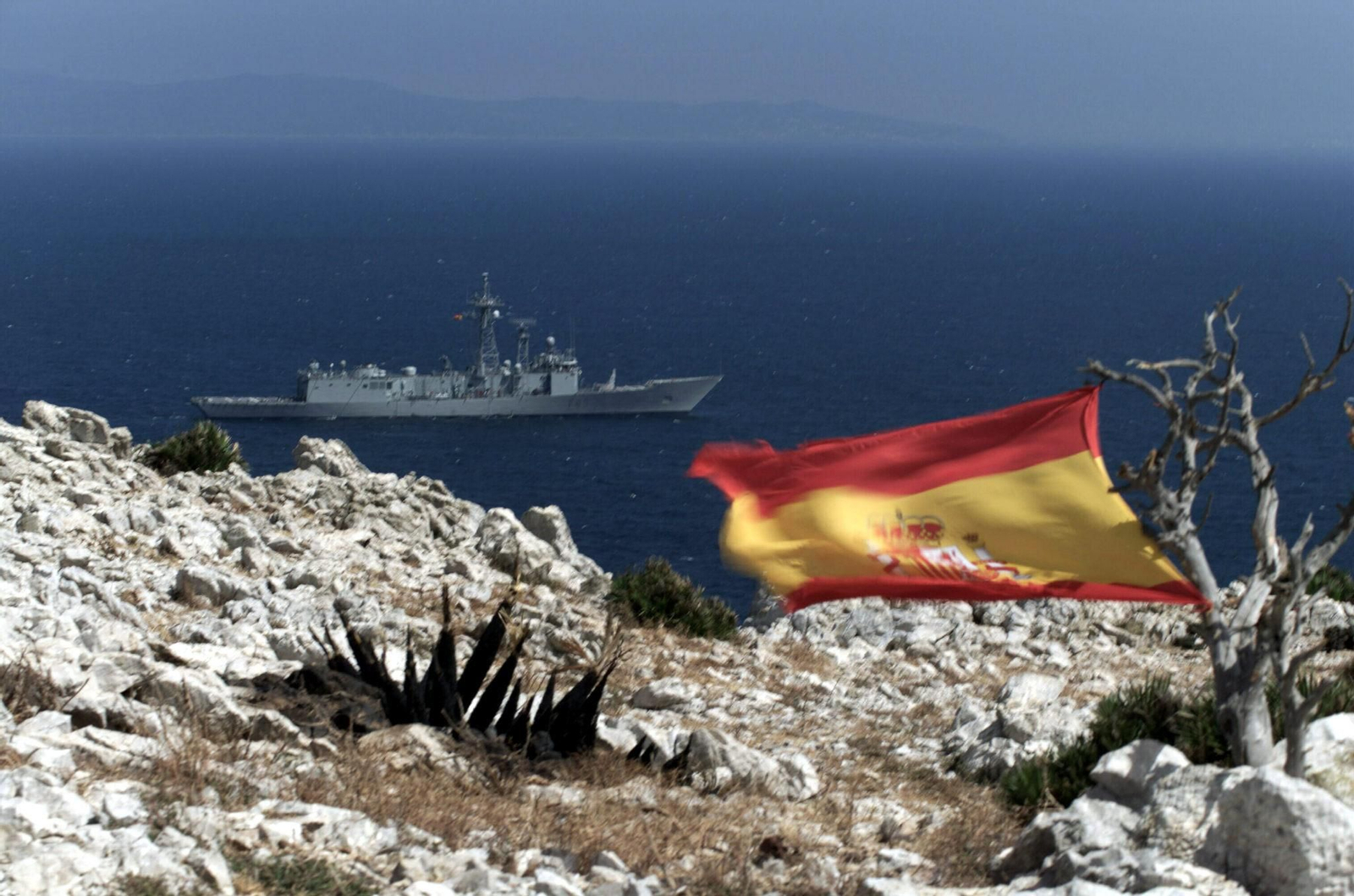 La bandera española ondea en el islote Perejil tras la intervención militar