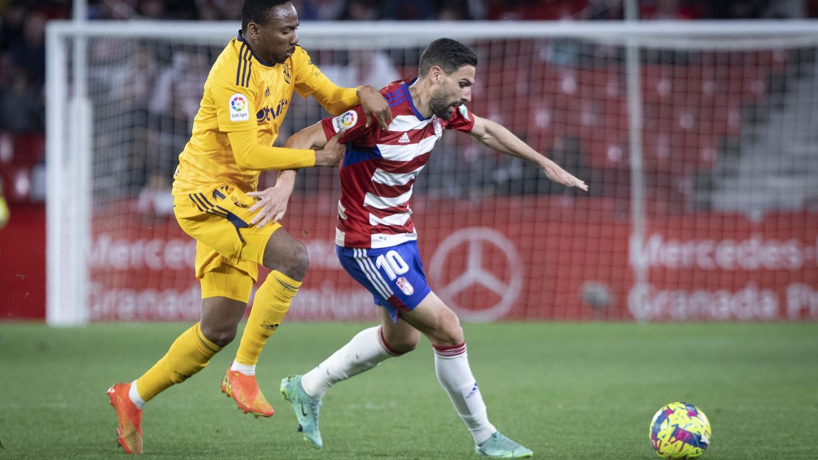 Antonio Puertas es presionado por Kelechi.