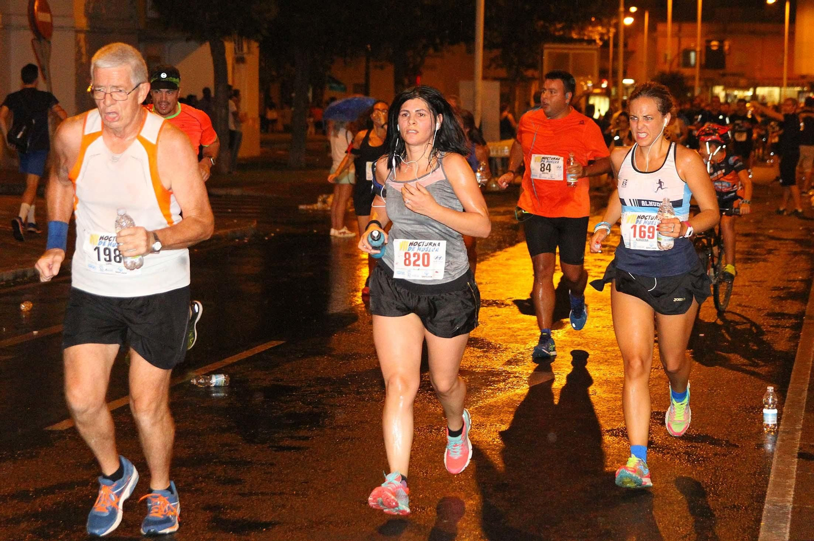 La VII Carrera Nocturna de Huelva en imágenes