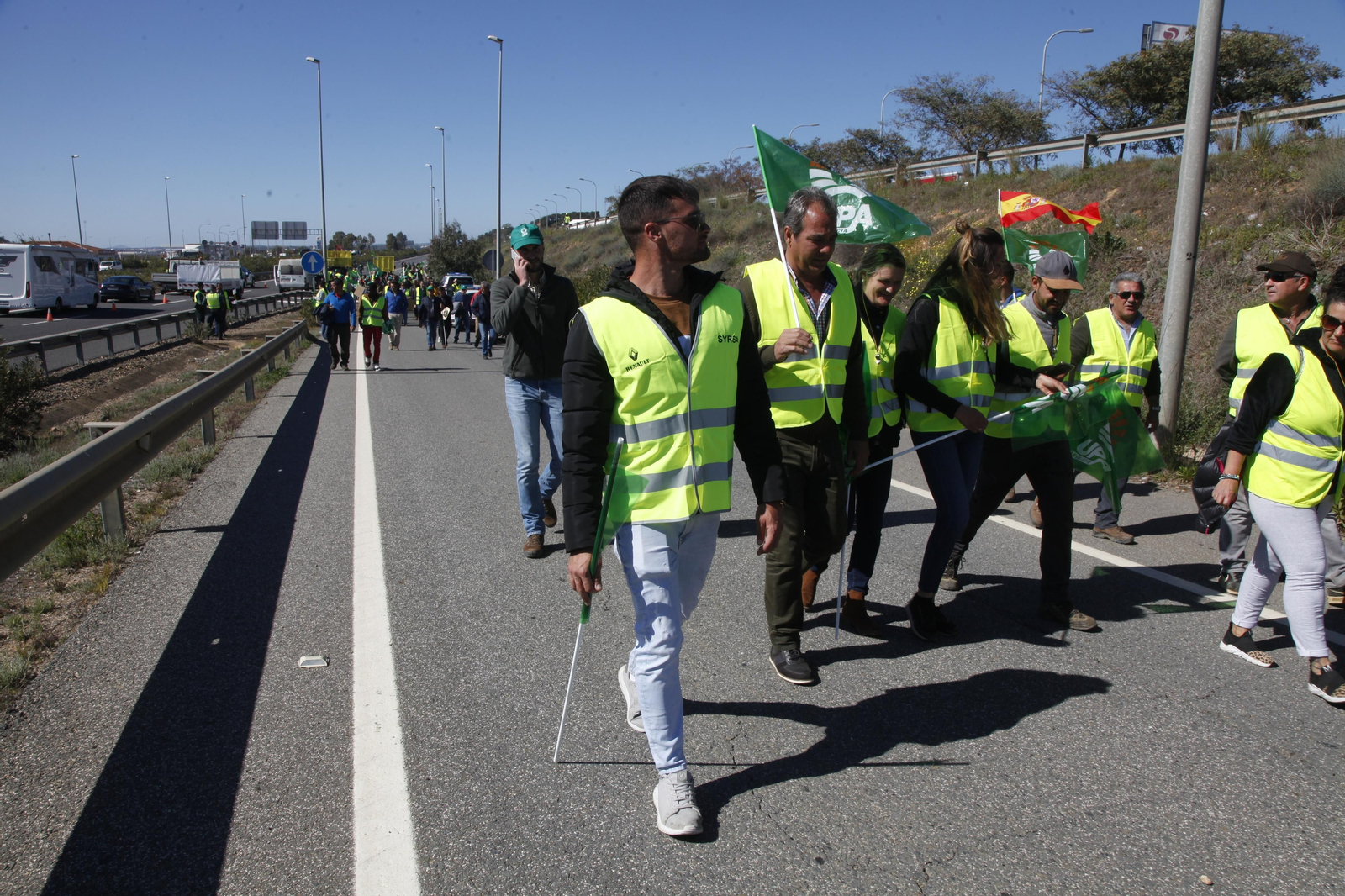Imágenes de la manifestación de agricultores en el Puente Internacional del Guadiana