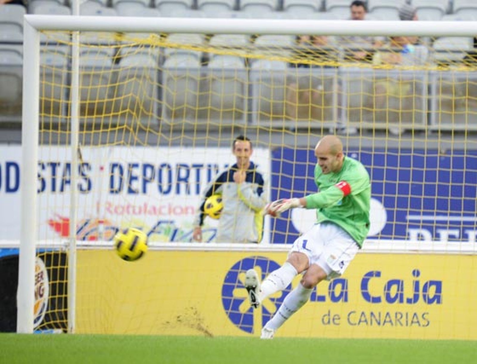 El Xerez da un golpe sobre la mesa y se impune al equipo local con merecimiento alcanzando así la zona de 'play-off' de ascenso. Los de Javi López fueron muy superiores durante todo el encuentro

Foto: LOF