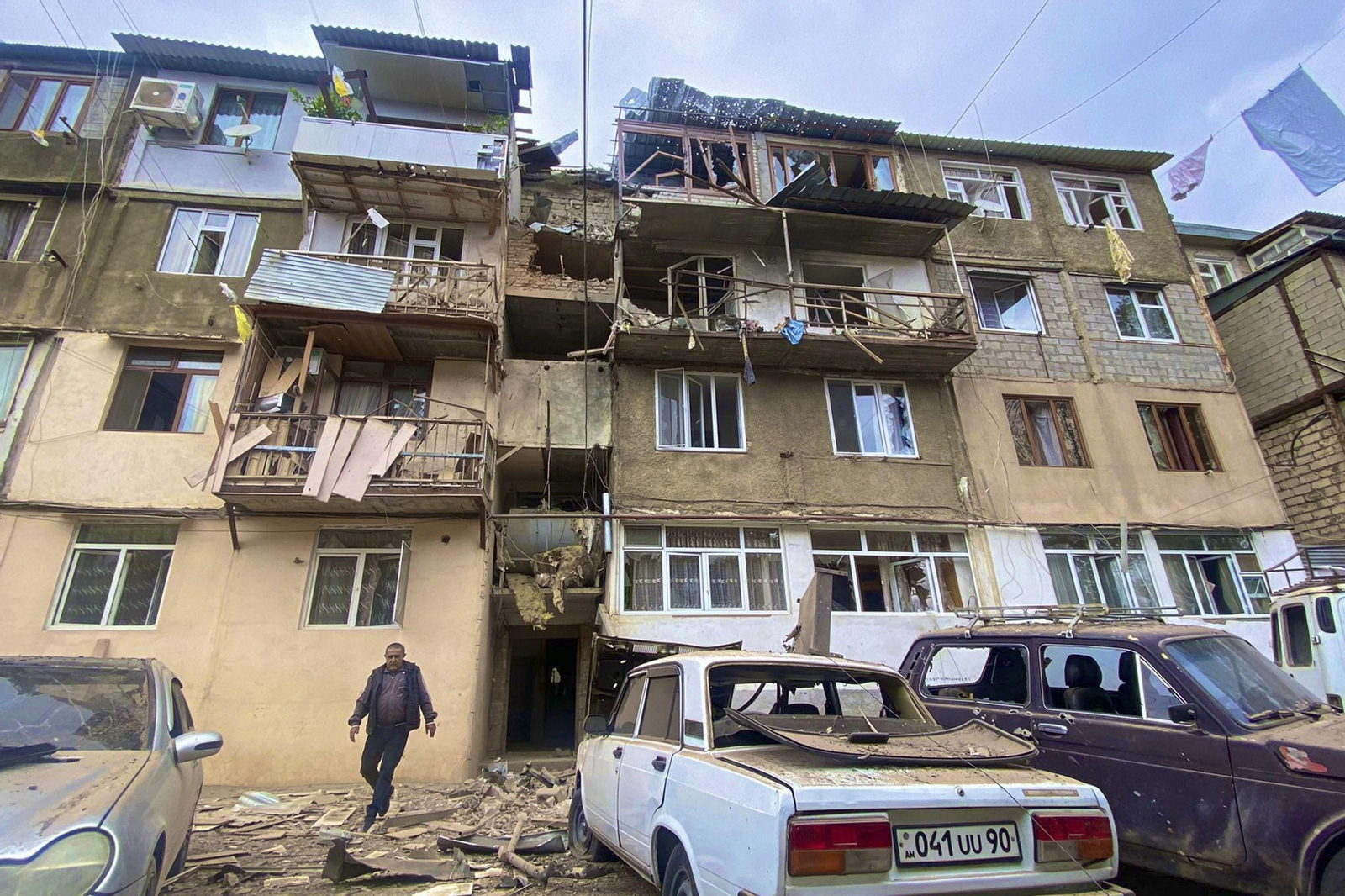 Daños en un edificio residencial y en vehículos tras el ataque en Stepnakert, en Nagorno Karabaj.