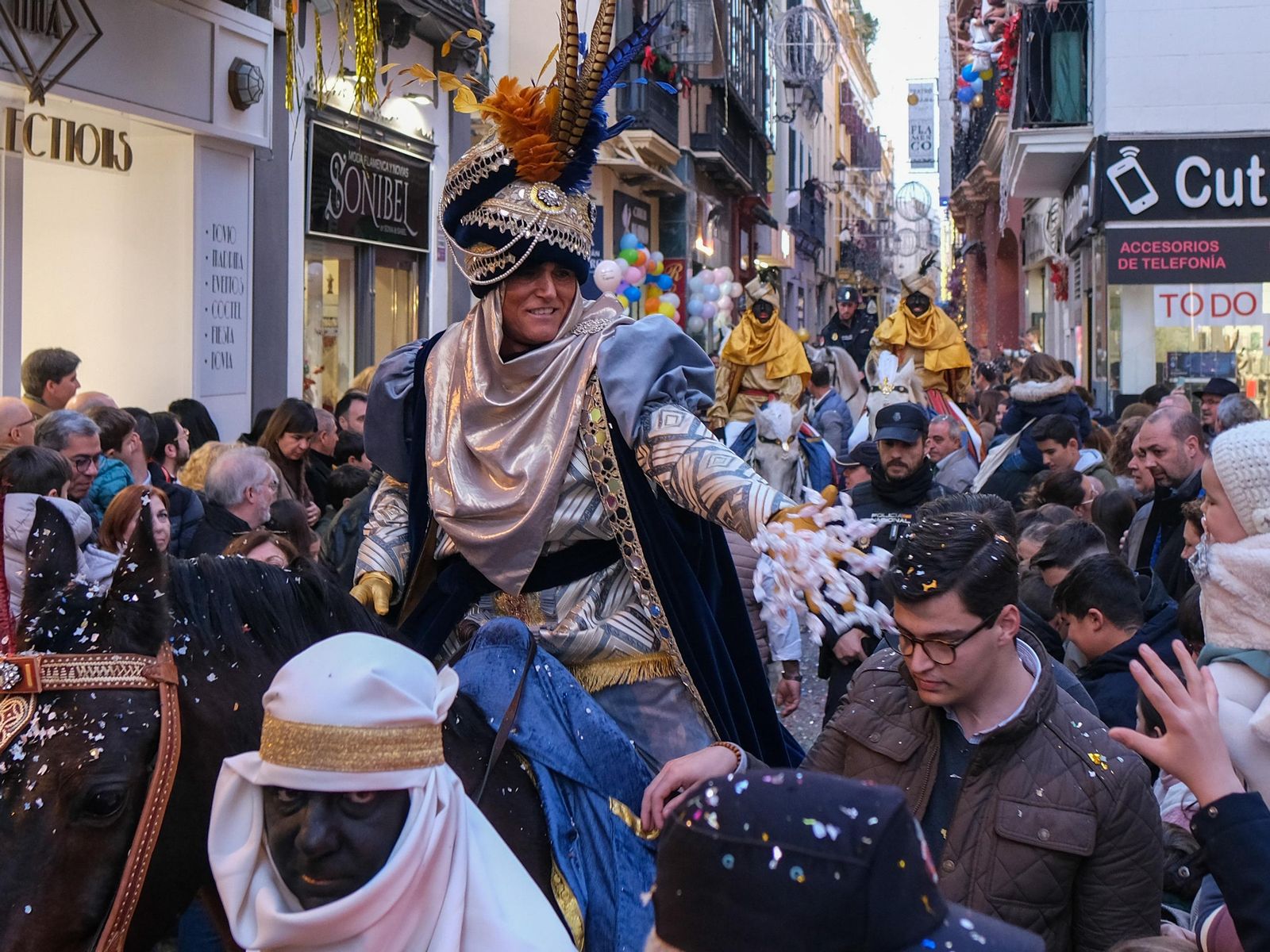 Fotos del Heraldo de los Reyes Magos en la recogida de llaves de la ciudad