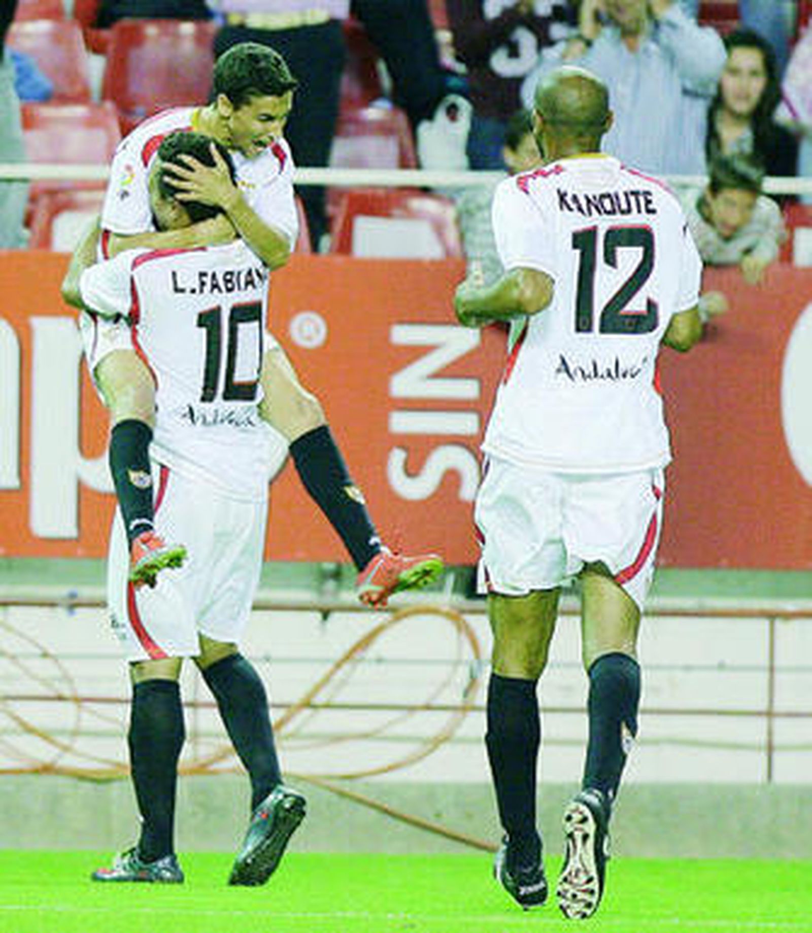 Luis Fabiano abraza a Navas en el tercer gol sevillista.