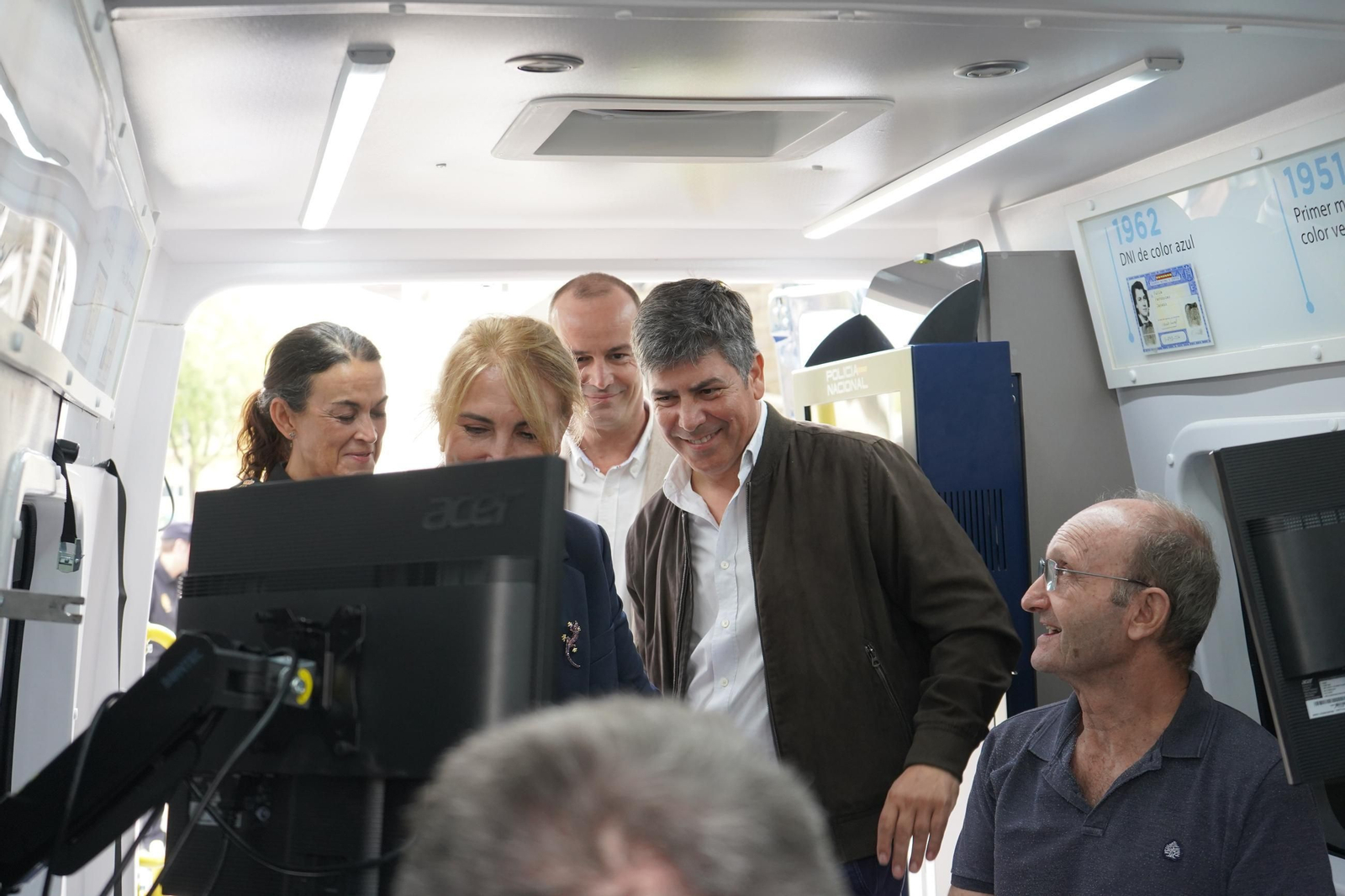 Lola López, Ana López y Rafael Llamas, dentro de la unidad móvil de expedición del DNI.