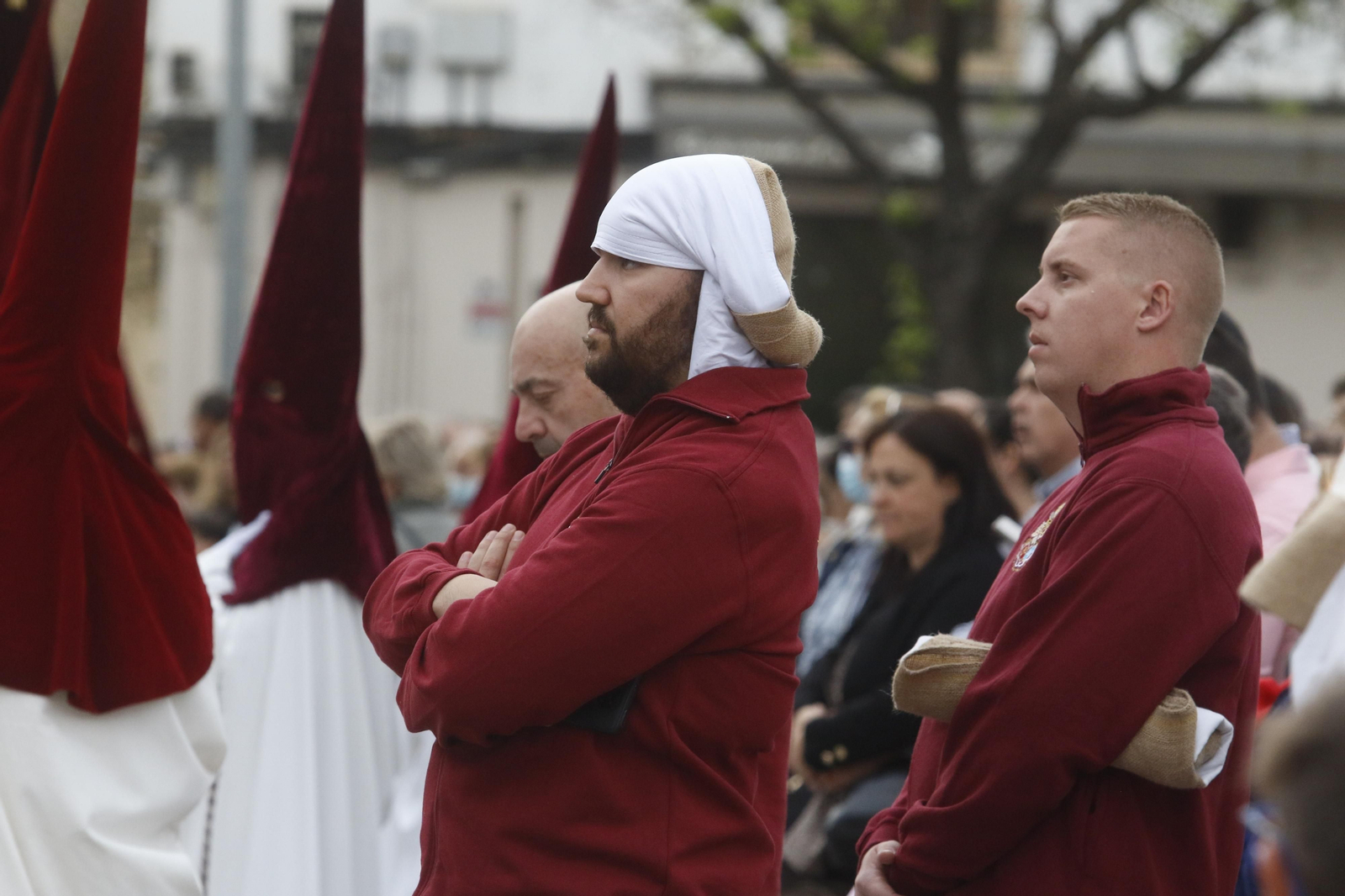 Lunes Santo en Córdoba: La procesión de la Vera-Cruz, en imágenes