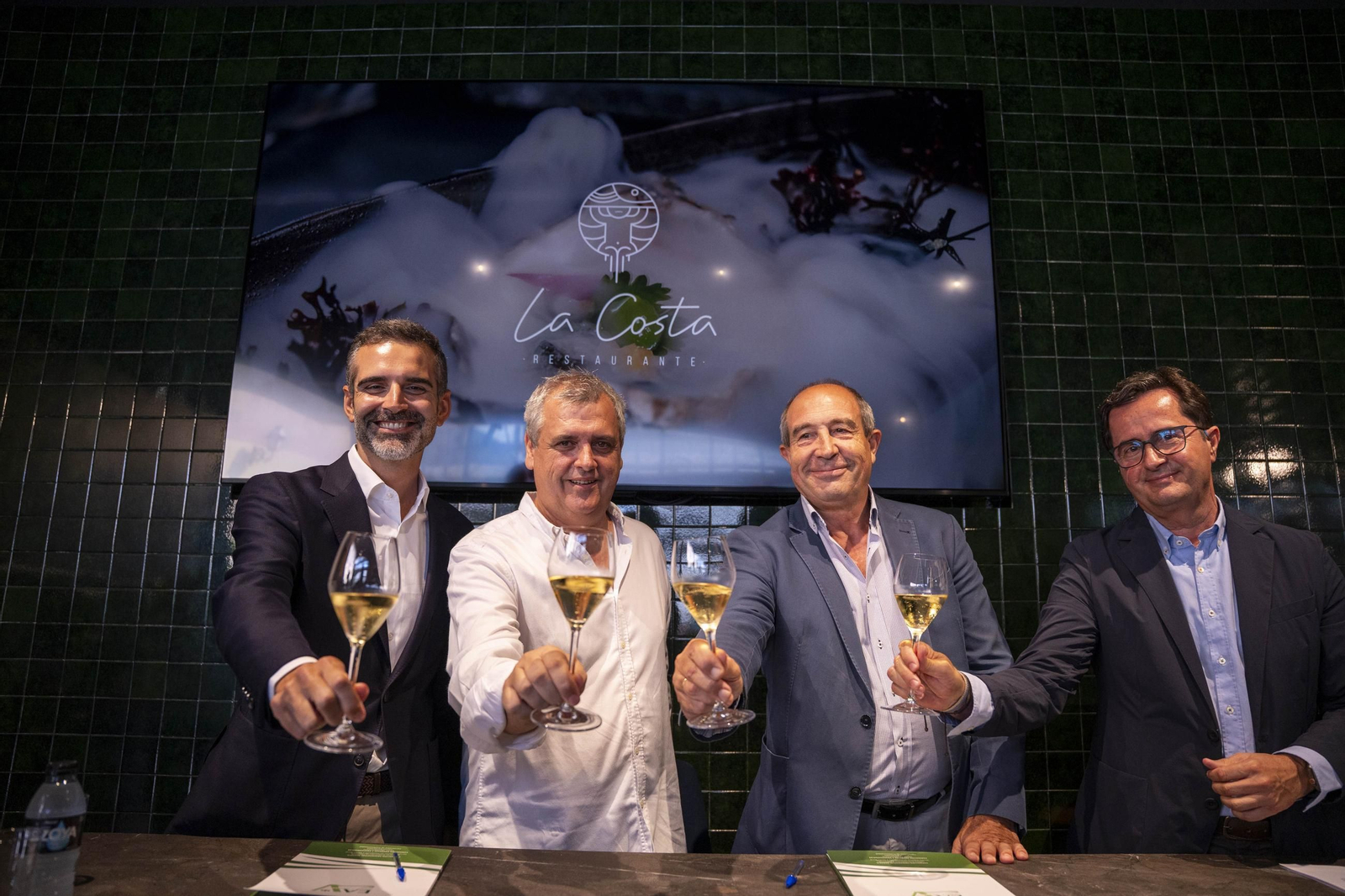 Fernández-Pacheco y Francisco Góngora, en la firma del convenio entre la Escuela Agraria de Vícar y La Costa.