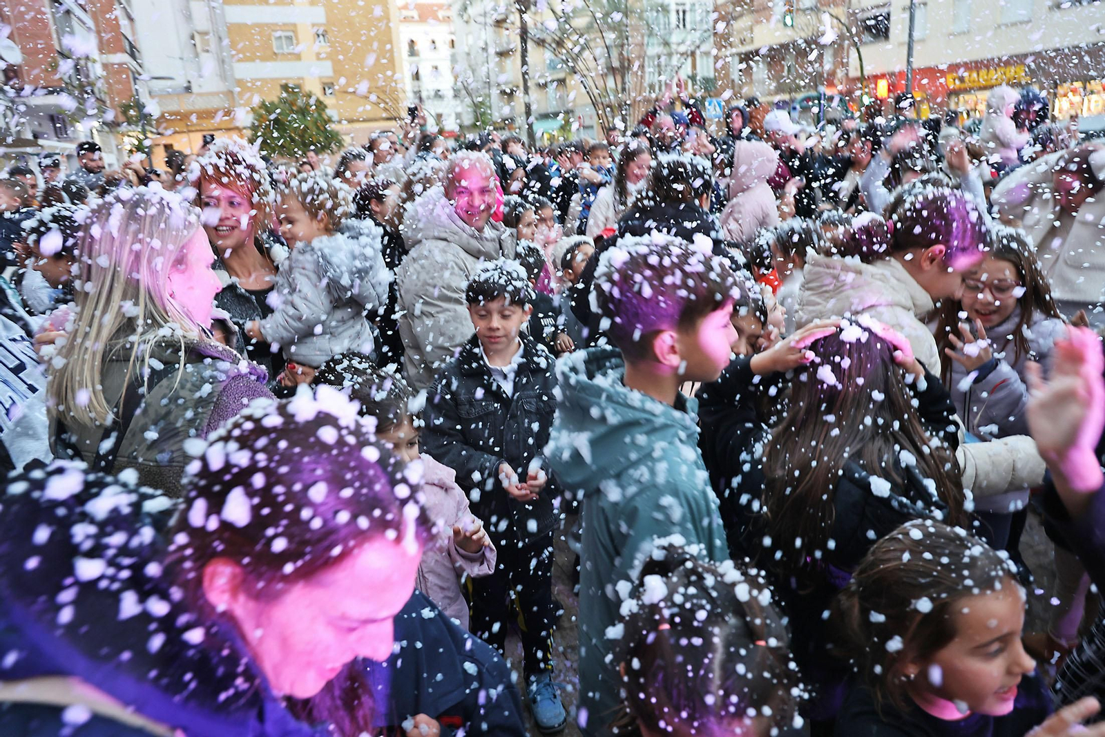 Una sorprendente nevada llena de alegría el barrio de Las Colonias