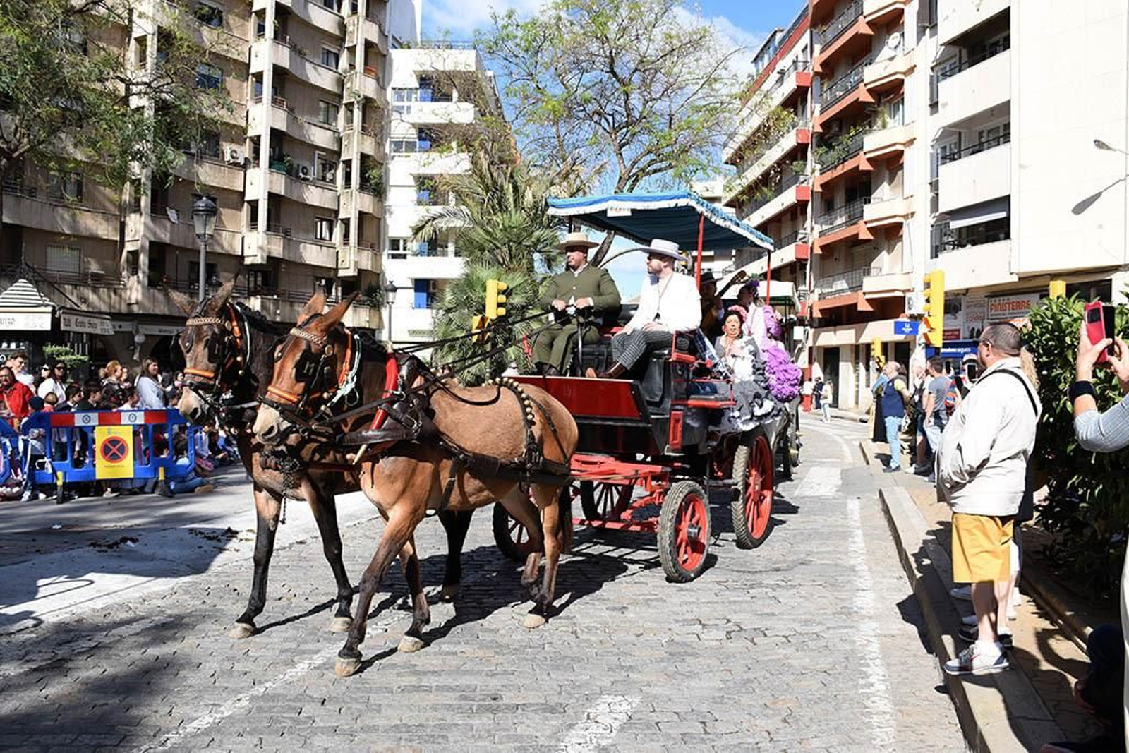 Las mejores imágenes de los peregrinos en la salida de Emigrantes