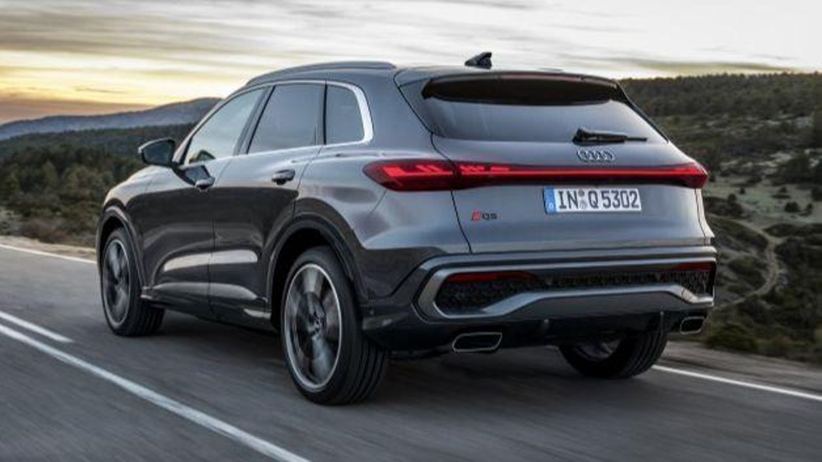 El Q5, cuyas entregas empezarán en 2025, mide 4,72 m de largo, es decir, unos cuatro centímetros más que la generación a la que reemplaza. La carrocería con la que se vende es la de tipo SUV.