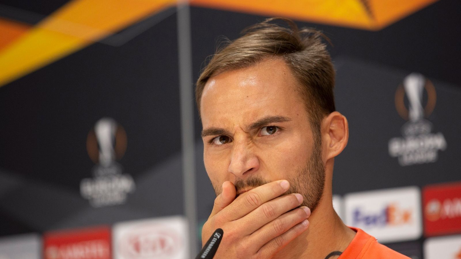 Nemanja Gudelj, en la sala de prensa.