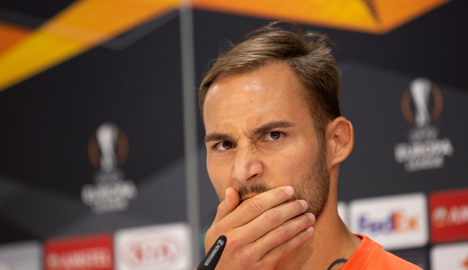 Nemanja Gudelj, en la sala de prensa.