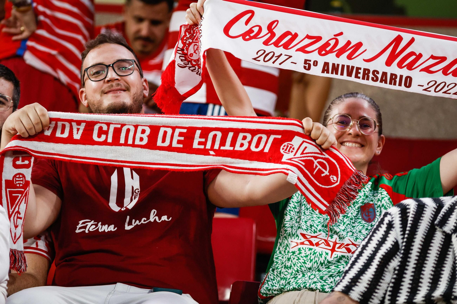 Encuéntrate en la grada de Los Cármenes y en el recibimiento al Granada CF