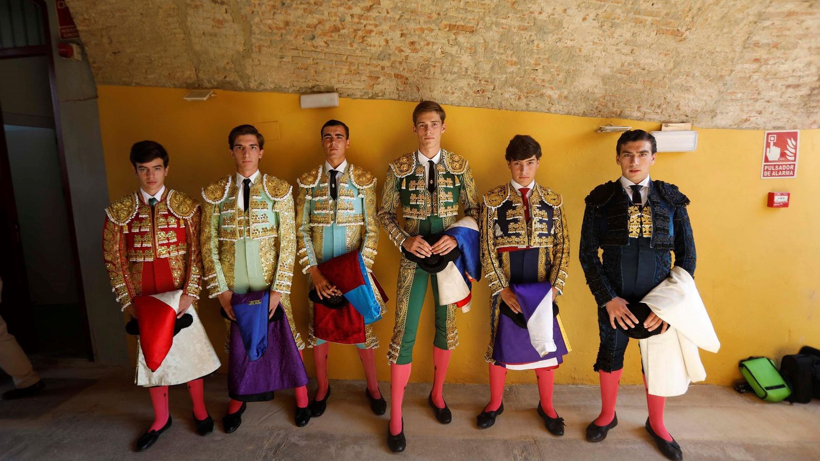 Los seis novilleros en El Arenal, antes de comenzar la novillada.