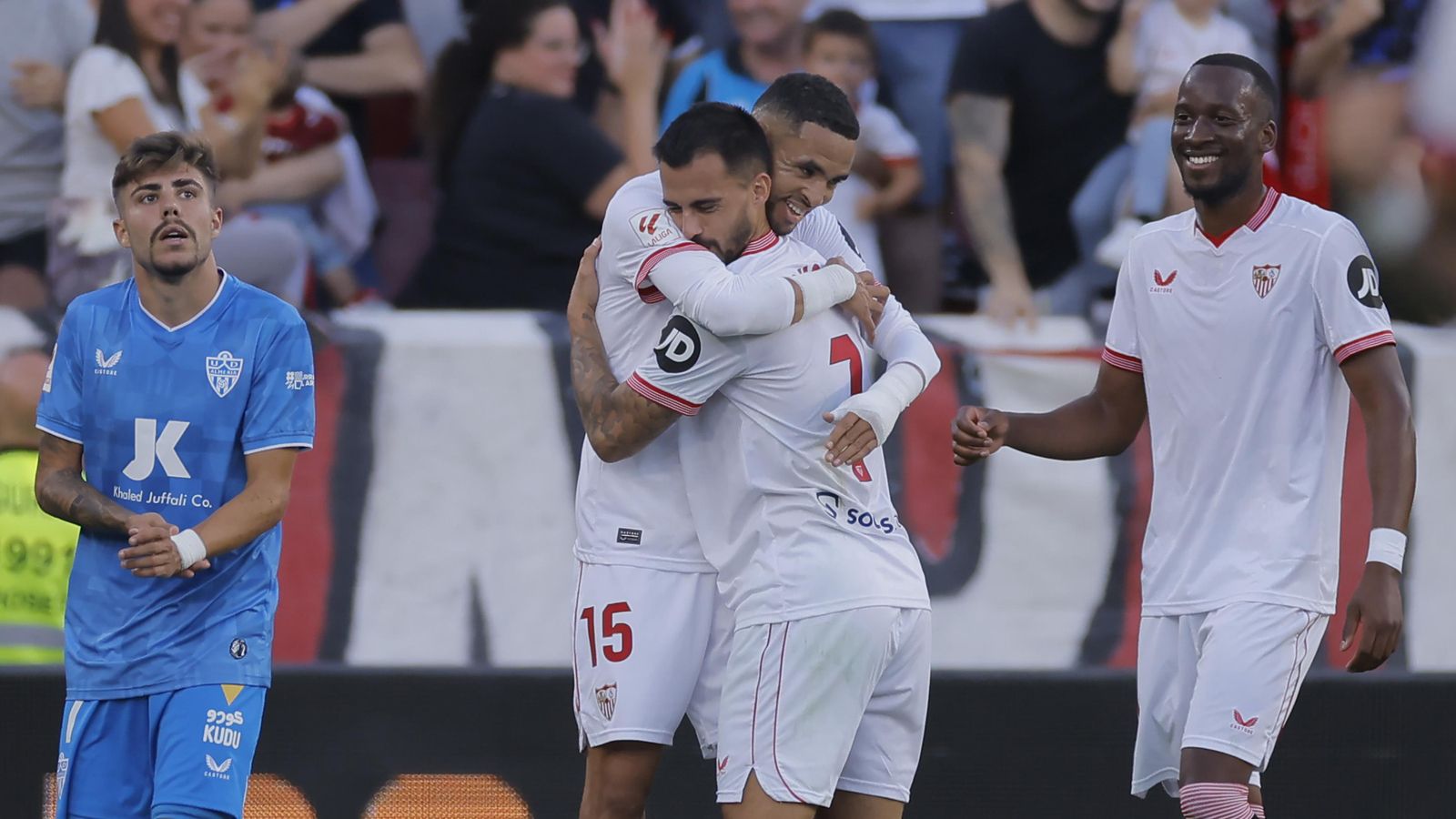 Los tres goleadores hasta el descanso, Suso, En-Nesyri y Lukébakio, junto al ex sevillista Pozo.