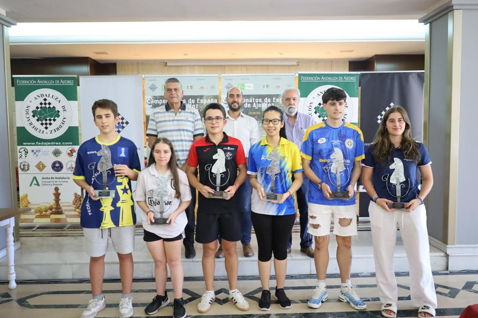 Foto de familia con autoridades y los tres primeros clasificados de cada categoría.