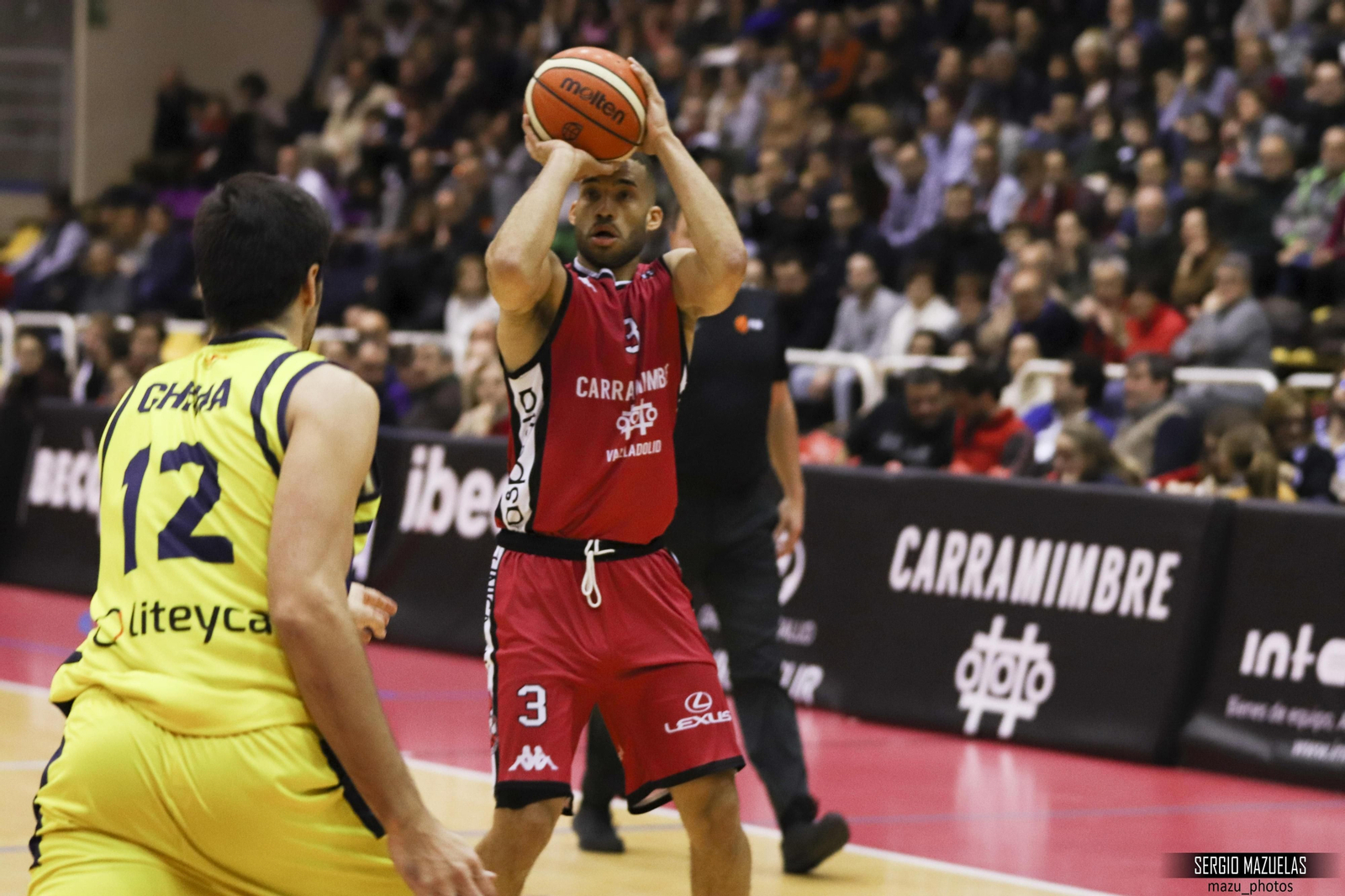 MIke Torres se dispone a lanzar a canasta