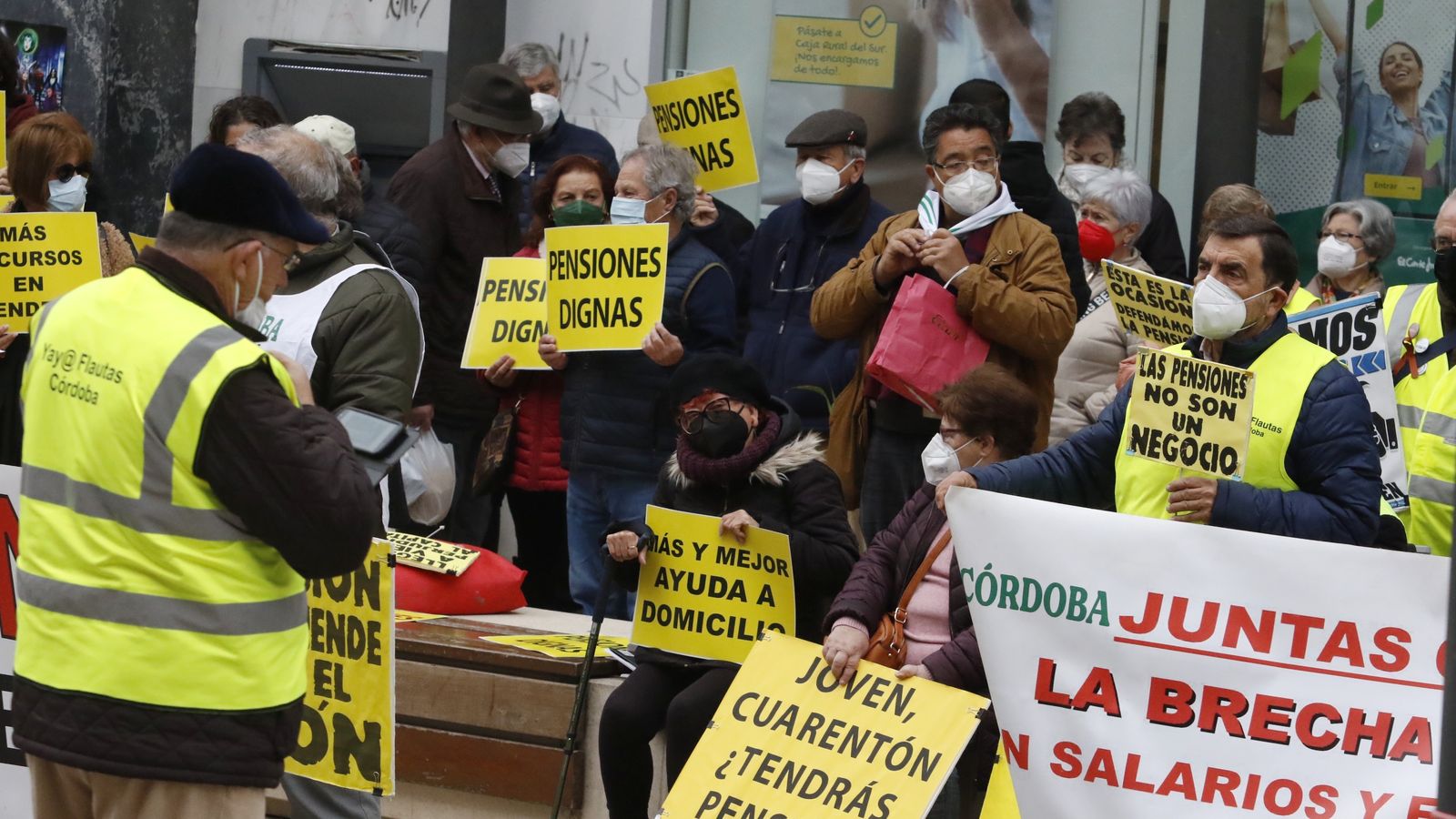 Momento de la concentración frente al Ayuntamiento de Córdoba.
