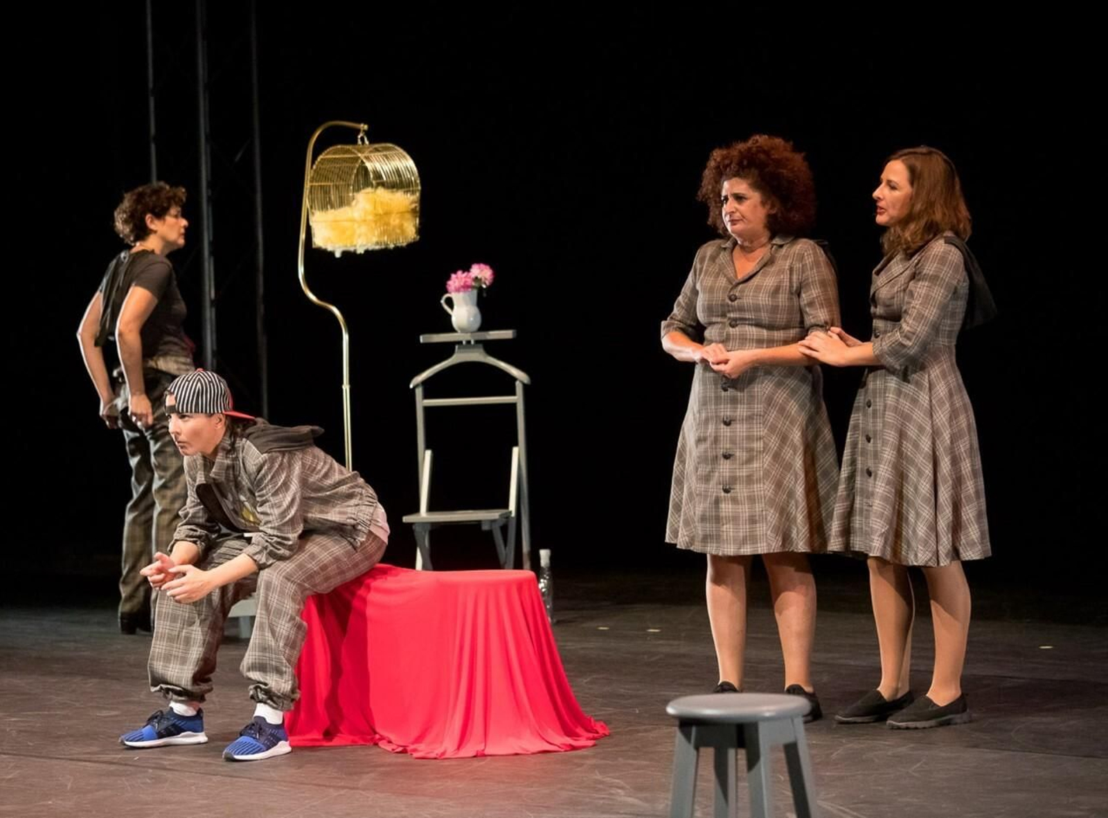 Las Niñas de Cádiz en una escena de su último montaje, 'El viento es salvaje'.