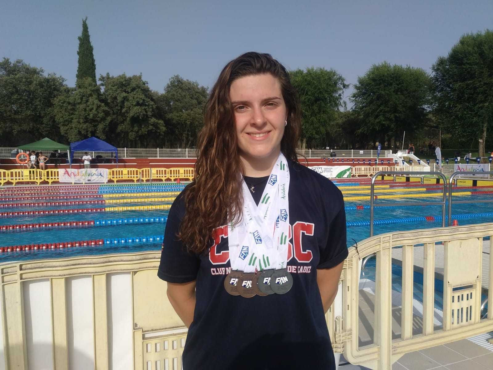 Alba Gómez, con las cinco medallas logradas en el Andaluz de Linares.