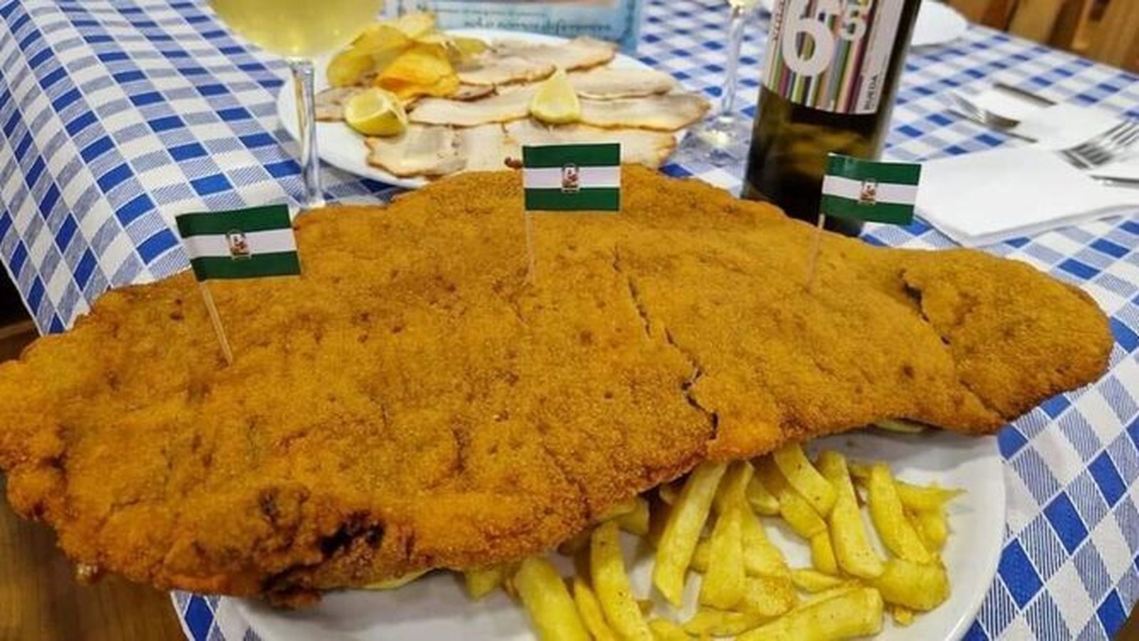 Se nos hace la boca agua con solo mirar la foto del mejor cachopo de Andalucía