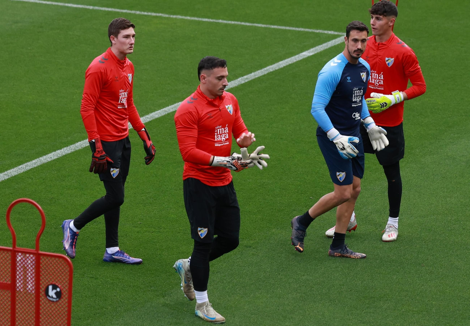 El Málaga CF se divierte con baloncesto en La Rosaleda antes de medirse al Racing de Ferrol