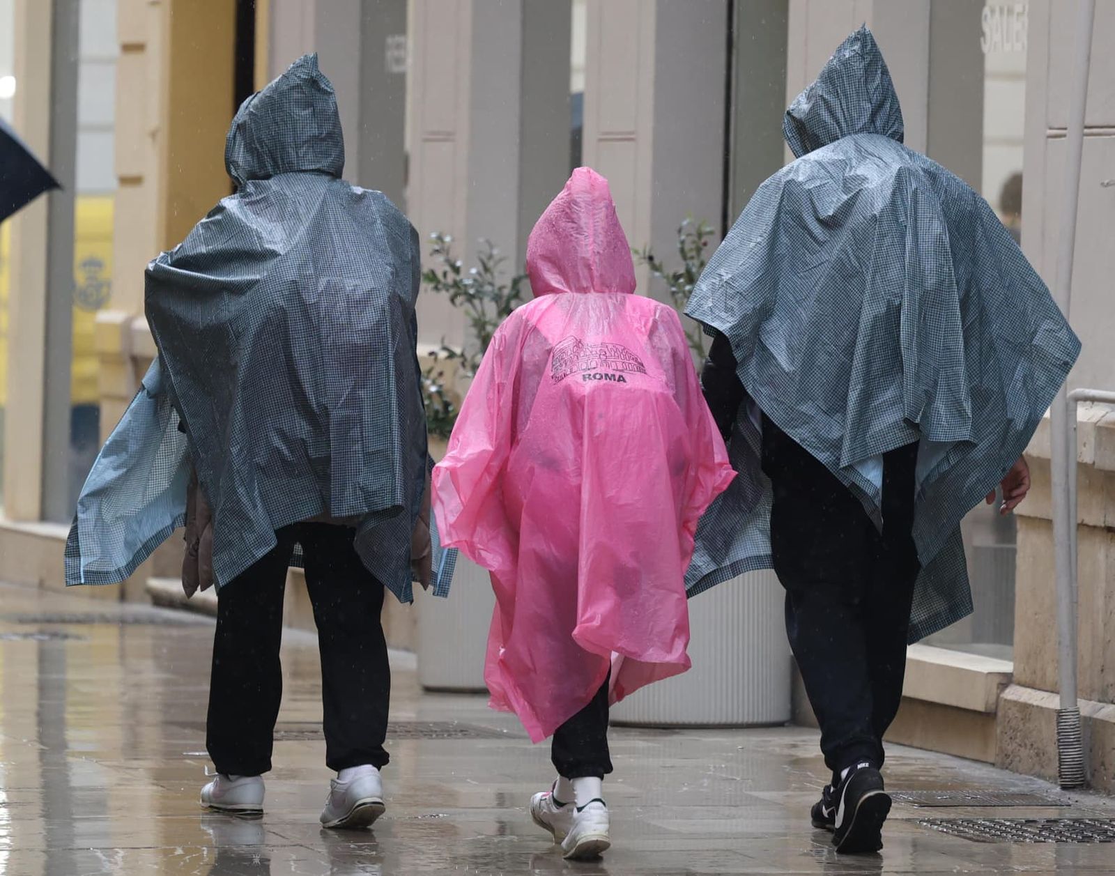 Varias personas, este viernes, por el centro de Málaga.