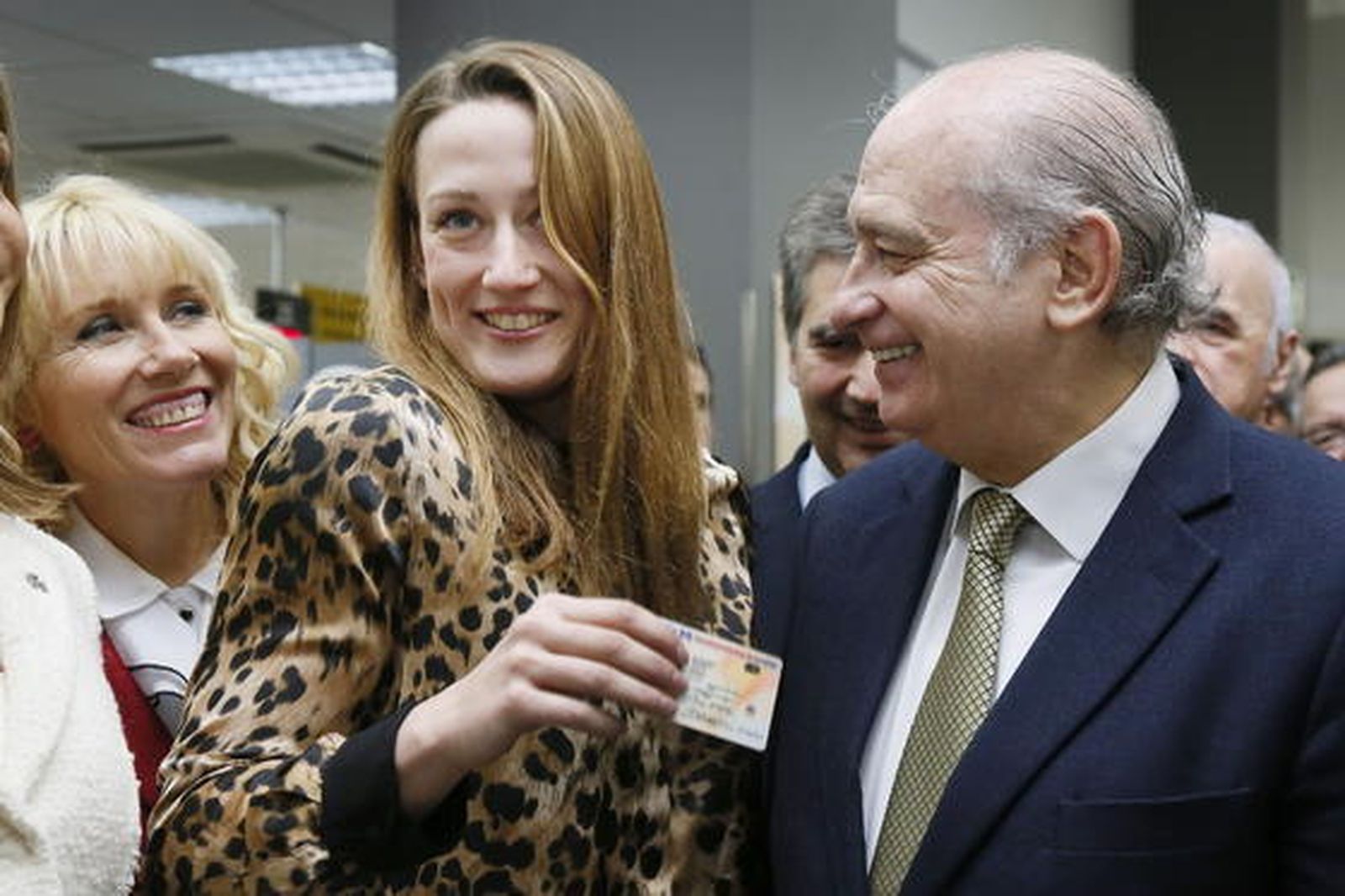 Interior presenta un nuevo DNI que dificulta la usurpación de la identidad y se comunica con dispositivos móviles