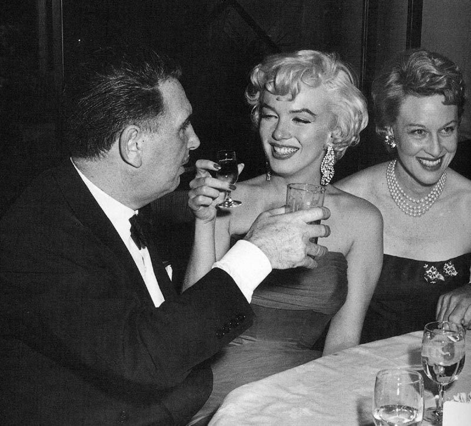 Marilyn Monroe brinda con jerez en el elegante restaurante Romanoff, 1954.