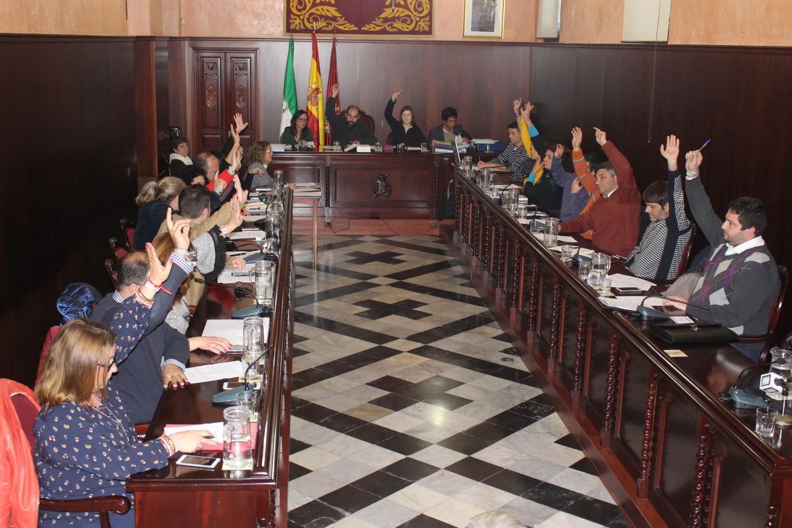 Una de las votaciones de la sesión plenaria de ayer.