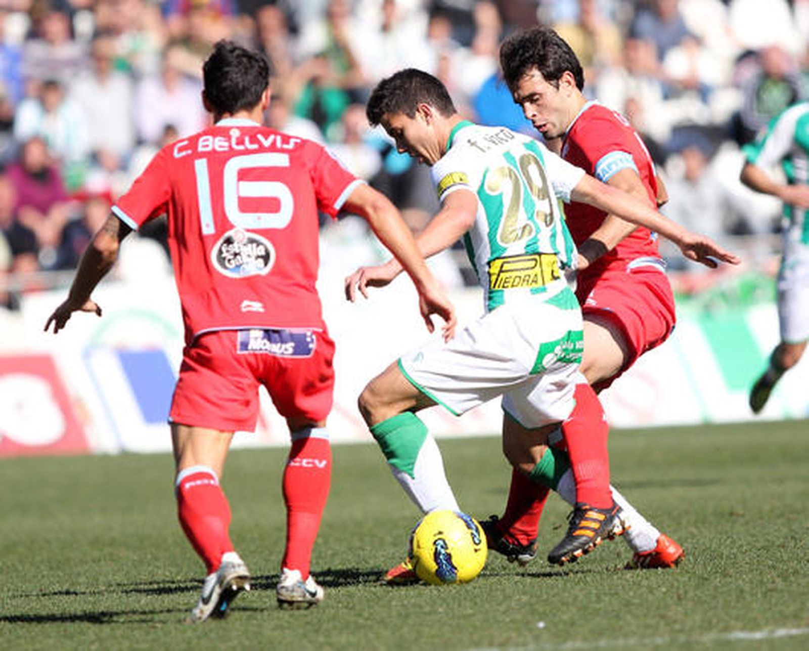 El Córdoba no puede coronar con una victoria su dominio ante el Celta de Vigo en el Arcángel (0-0). / José Martínez