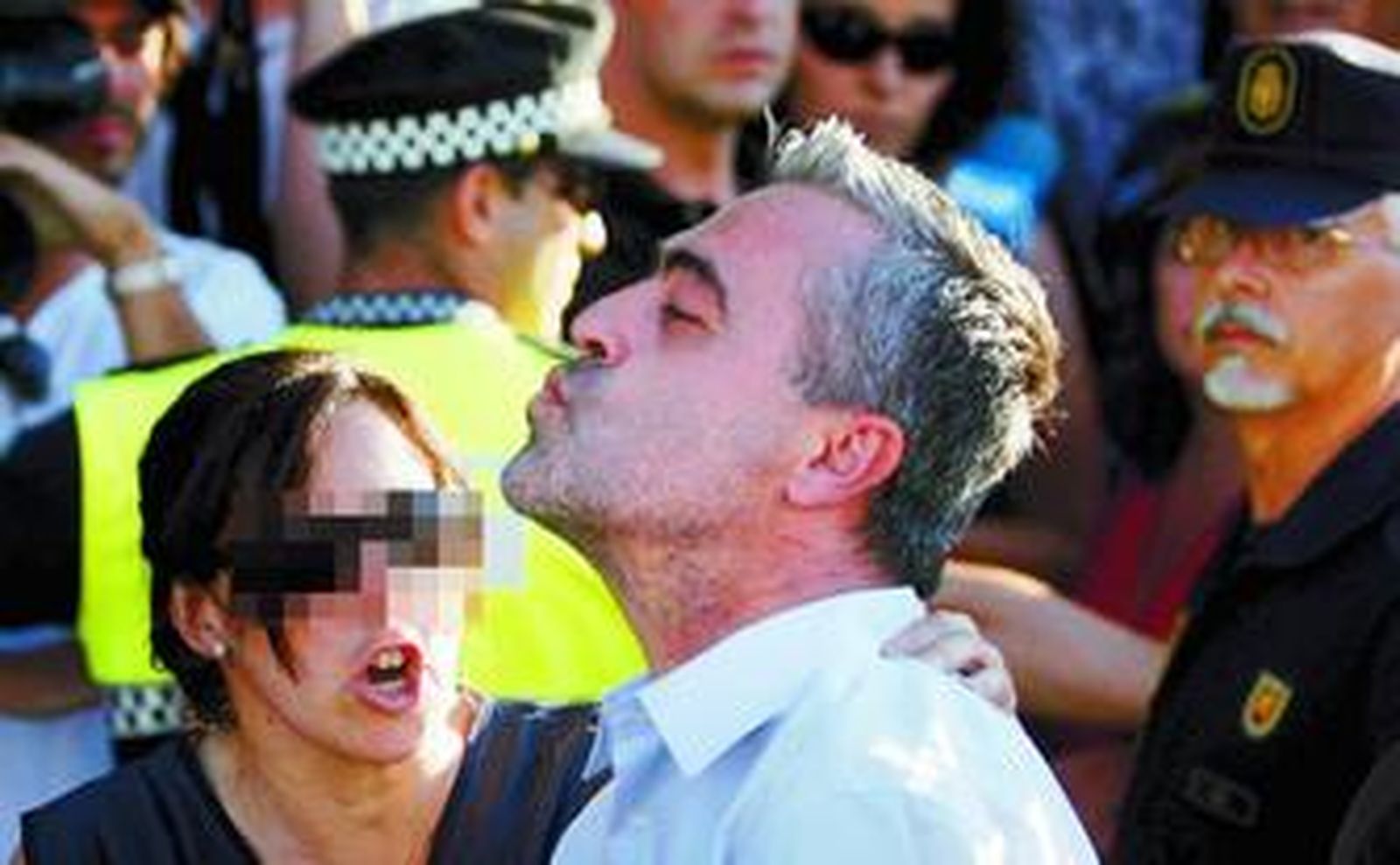 Antonio Barrientos, ayer, lanza un beso a sus familiares antes de ser conducido a prisión.