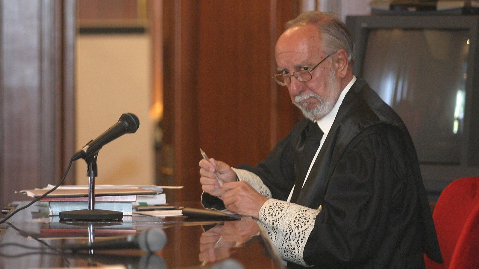 Alfredo Flores en una de sus últimas actuaciones como fiscal en la Audiencia de Sevilla antes de jubilarse. Alfredo Flores en una de sus últimas actuaciones como fiscal en la Audiencia de Sevilla antes de jubilarse.