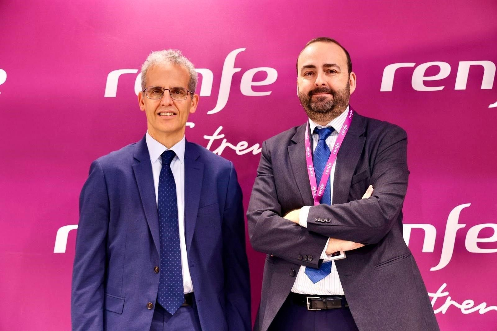 El director general de Renfe  Viajeros, Rafael Cortés, y el secretario general de la FEMP , Luis Martínez-Sicluna, en Fitur tras la firma del acuerdo
