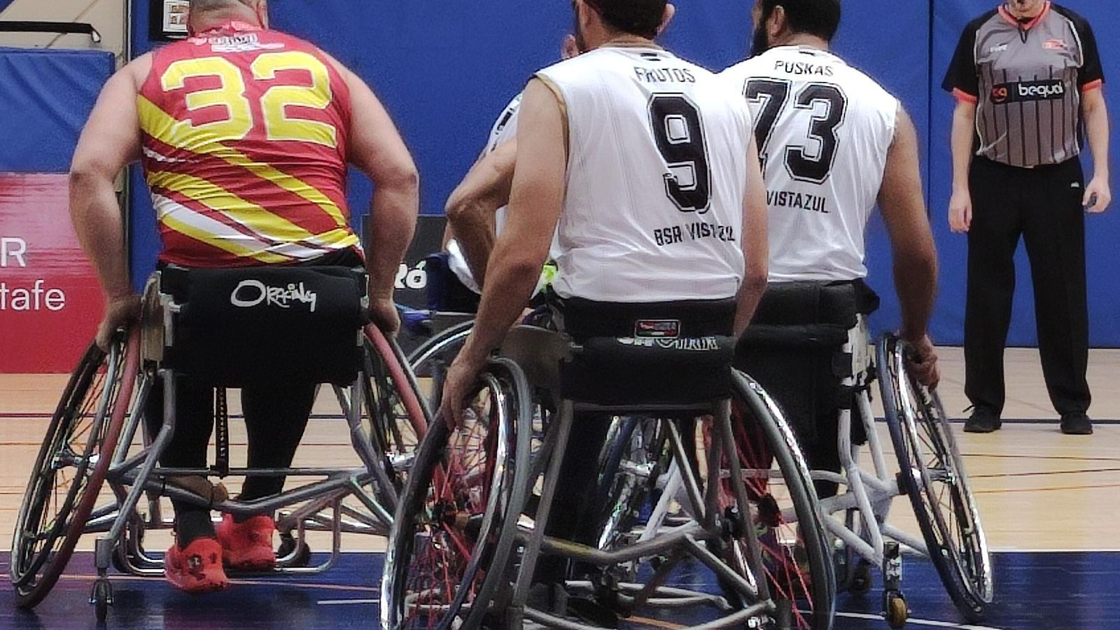 Tres jugadores del Vistazul, entre ellos Frutos y Puskas, cierran en defensa a un rival del Getafe.