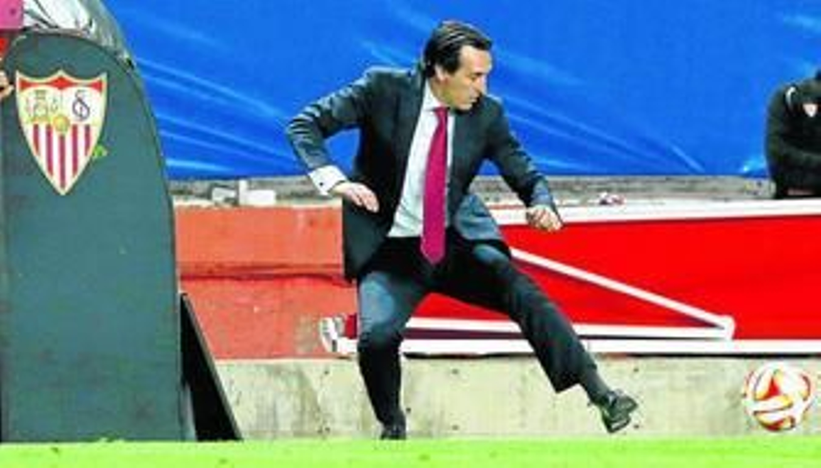 Unai Emery intenta detener un balón para evitar pérdida de tiempo durante el Sevilla-Zenit del pasado jueves en Nervión.